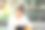 一位女商人在咖啡馆里用她的电子平板电脑，桌上放着一杯咖啡、一些书和文件夹图片下载