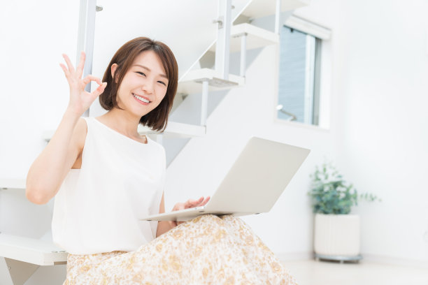 年轻的亚洲女性使用笔记本电脑图片下载