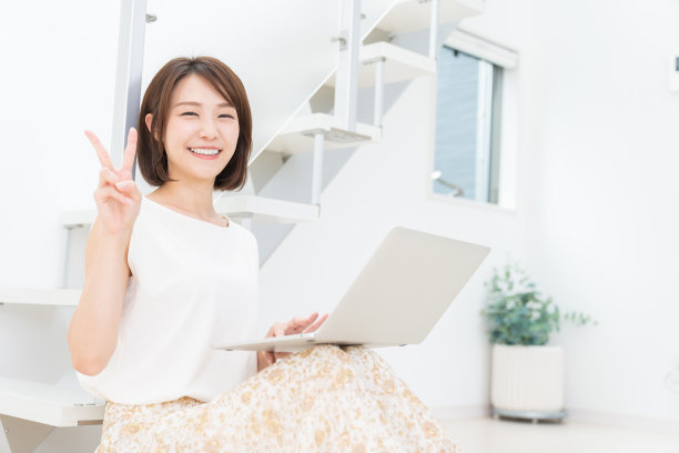 年轻的亚洲女性使用笔记本电脑图片下载