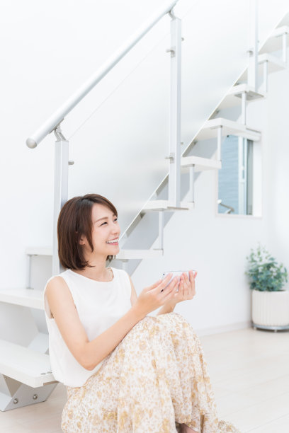 漂亮的亚洲女人用智能手机图片下载