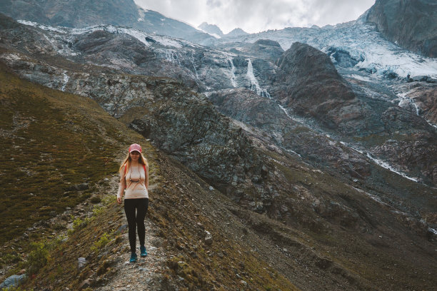 女人独自登山旅行冒险假期徒步旅行步道跑步户外健康生活方式生态旅游图片下载