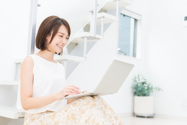 年轻的亚洲女性使用笔记本电脑图片下载
