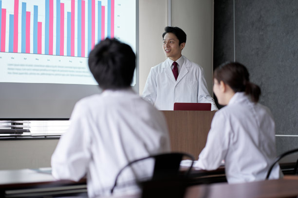 医务人员在研讨会上发言图片下载