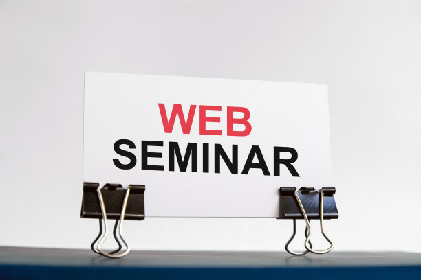 浅蓝色背景下，桌上的回形针上放着一张白色卡片，上面有网络研讨会的内容。无重点图片下载