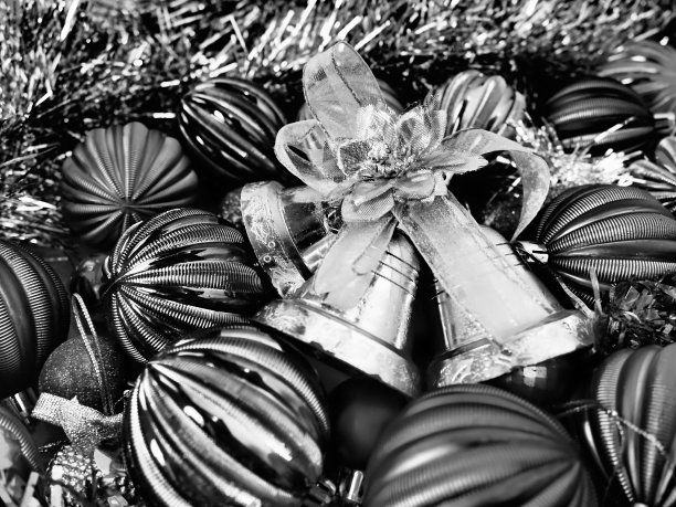 圣诞背景有圣诞装饰，节日球，铃铛，蝴蝶结，圣诞树雨。黑白单色复古finage横向照片。新年快乐，圣诞快乐。图片下载