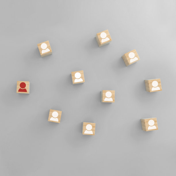 灰色背景上的人们图标的木制立方体网络。领导能力，团队建设理念。图片下载