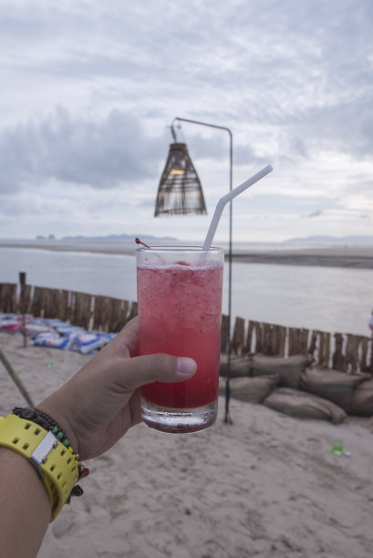 在海滩上喝酒图片下载