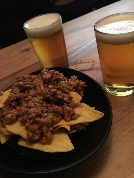 餐前小吃和啤酒图片下载