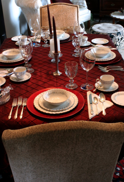 餐桌上摆放着一排精美的瓷器图片下载