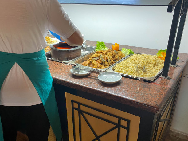 橱窗里的外卖食品。包括一切的图片下载