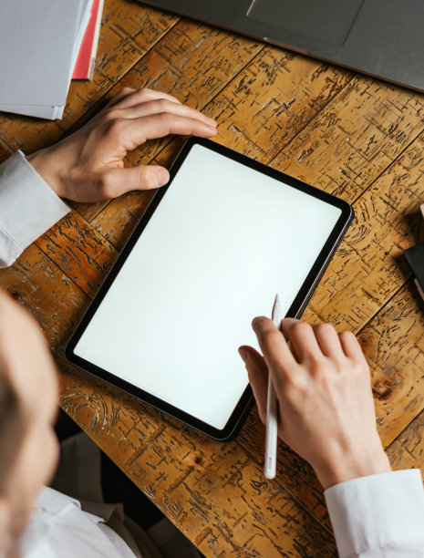 男性用电子笔在数码平板上画画。自由设计师远程工作。特写照片。实物模型。空白屏幕图片下载