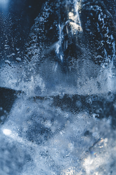 将苏打水倒入玻璃杯中的冰块中图片下载