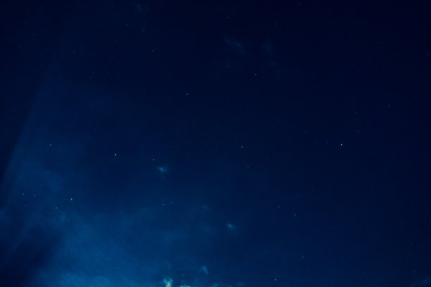 美丽动人的深蓝色天空。图片下载