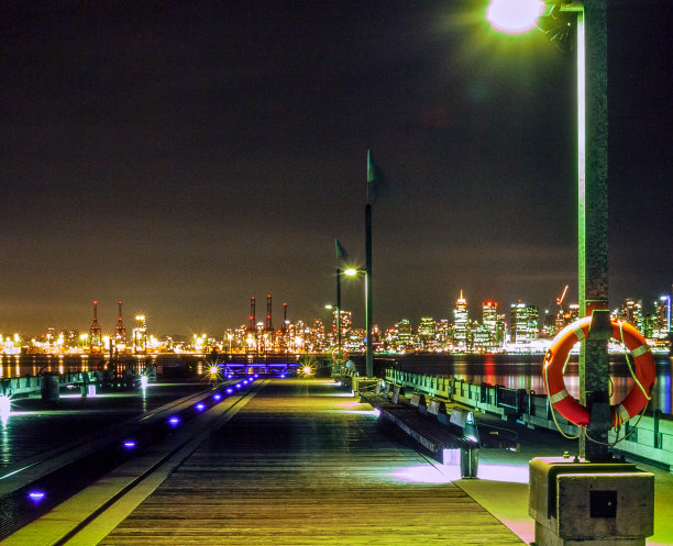 温哥华市中心穿过伯拉德湾从北温哥华，BC的夜晚图片下载