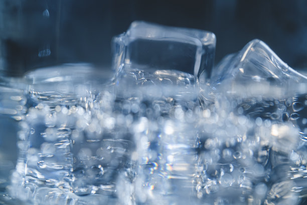 将苏打水倒入玻璃杯中的冰块中图片下载