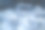 将苏打水倒入玻璃杯中的冰块中图片下载