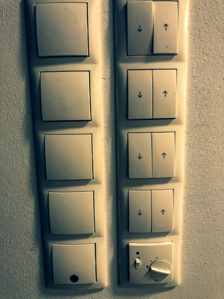 电灯和百叶窗的开关。图片下载