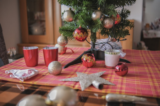 一位年长女士的圣诞装饰图片下载