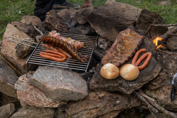 在篝火上煮肉图片下载