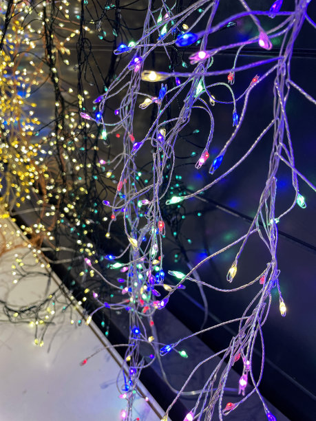 散焦黄色，彩色和白色圣诞彩灯背景，散景图像图片下载