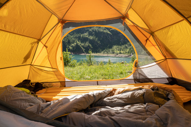 山顶湖边帐篷里的POV素材图片