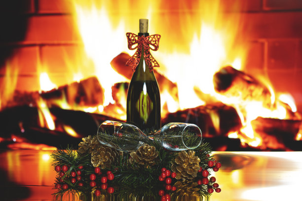圣诞节的时候，在壁炉旁喝两杯红酒图片下载
