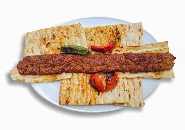 亚达那烤肉串。皮塔面包，烤辣椒和西红柿。美味的土耳其食物。图片下载