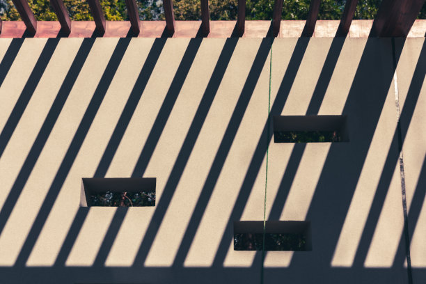 光线通过门缝照在地板上图片下载