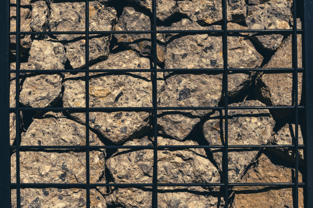 石墙以金属笼作背景或纹理图片下载