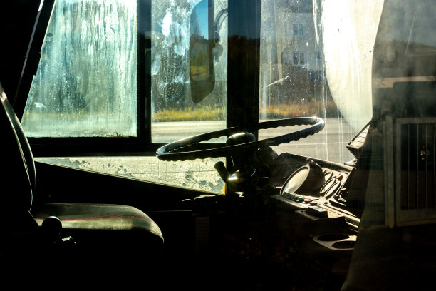 一辆旧旅游巴士的驾驶舱图片下载