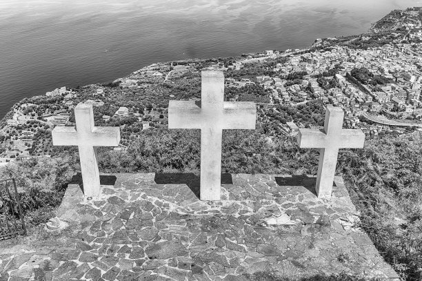 意大利帕尔米圣埃利亚山顶上的三个十字架图片下载