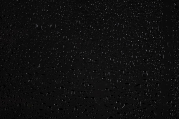 黑色背景玻璃上的水滴。图片下载