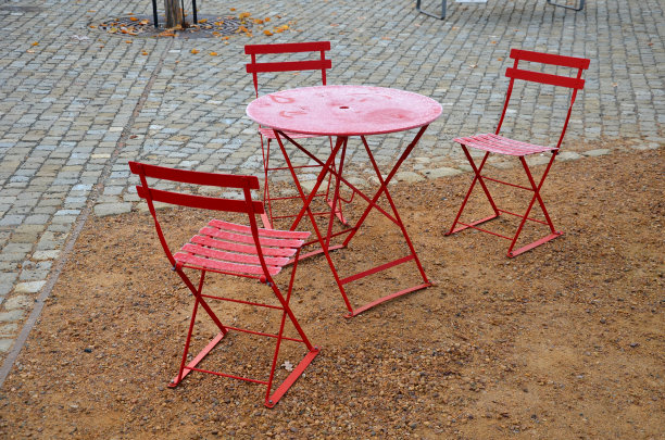 咖啡馆里有红椅子和圆桌，广场上铺着鹅卵石，地面上铺着夯实的砾石。所有的东西都是由轻便的材料制成的，可以每晚折叠和清洗。冰粉图片下载