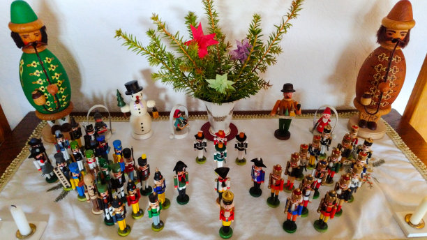 埃尔兹贝格为降临节和圣诞节设计的珠宝，胡桃夹子人物，吸烟者人物和矿工人物图片下载