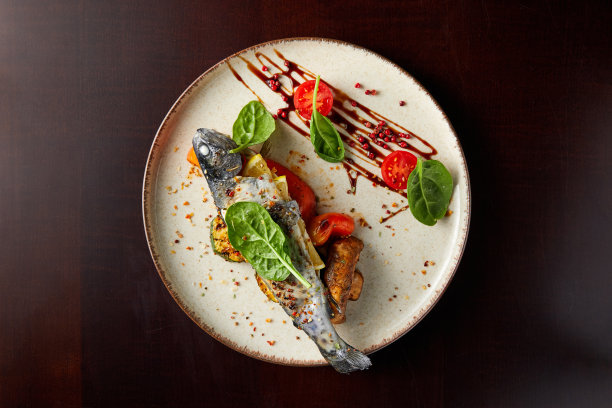 柠檬，西红柿和酱汁烤鲑鱼图片下载