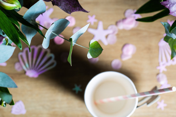 粉红色的海洋美人鱼星星和贝壳装饰在派对木制背景图片下载