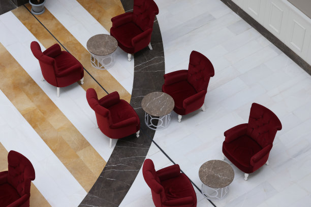 大厅或酒店大堂的时尚扶手椅和桌子图片下载