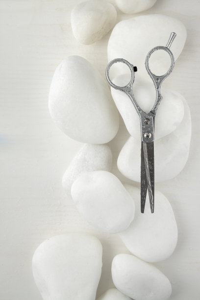 垂直形象的湿钢剪刀用于理发空白色干净的石头图片下载