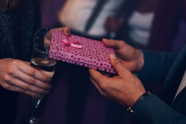 幸福的夫妇和他们的朋友一起庆祝除夕，交换礼物图片下载