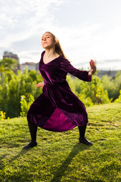 美丽的西班牙芭蕾舞女舞者以欢快的动作享受节奏图片下载