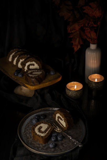 饼干卷，瑞士卷，果冻卷，蛋糕卷，奶油卷，瑞士原木，深色背景。图片下载