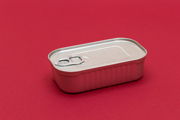未打开的锡罐与空白边缘的红色背景图片下载