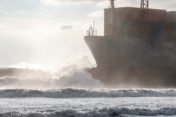 海浪拍打着船图片下载