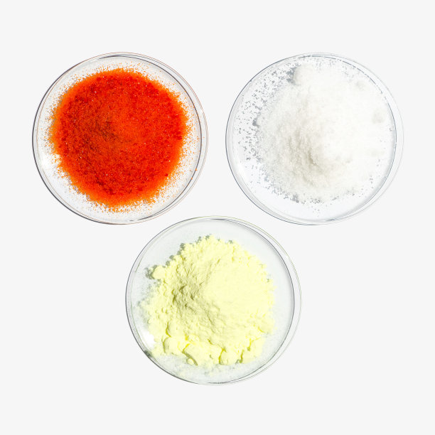 化学手表玻璃中的重铬酸钾、磷酸二铵和硫粉。将化学成分放在白色的实验桌上。俯视图图片下载