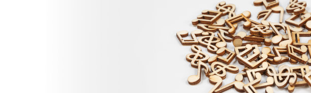 白色背景上的木制音符图片下载