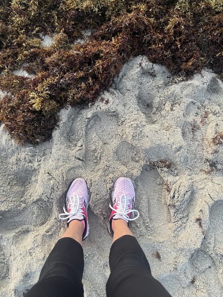 鞋在沙滩上图片下载