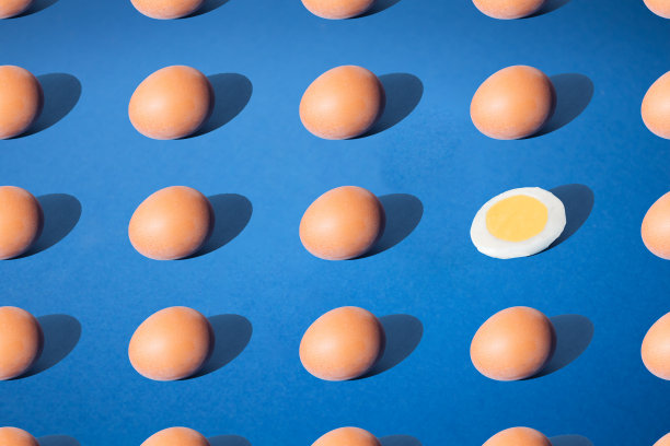安排鸡蛋和一半的蓝色粉彩背景。图片下载