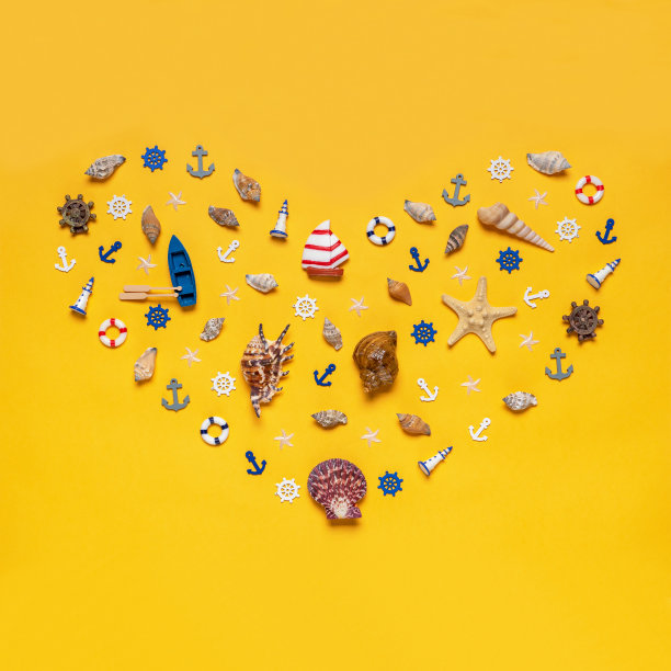 由装饰物品和小型玩具制成的心形符号:贝壳，海星，船，船，锚，方向盘，救生圈。创意构图，平铺。暑假，海上旅游的概念图片下载