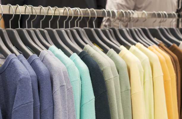 五颜六色的羊毛针织毛衣挂在衣架上特写。图片下载