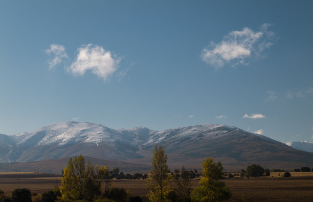 天空映衬着秋天田野的景色。拍摄于西班牙的卡斯蒂利亚里昂图片下载